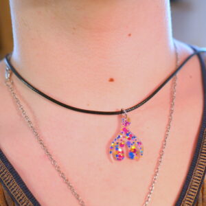 Collier Clitoris 1/3 Paillettes Fushia